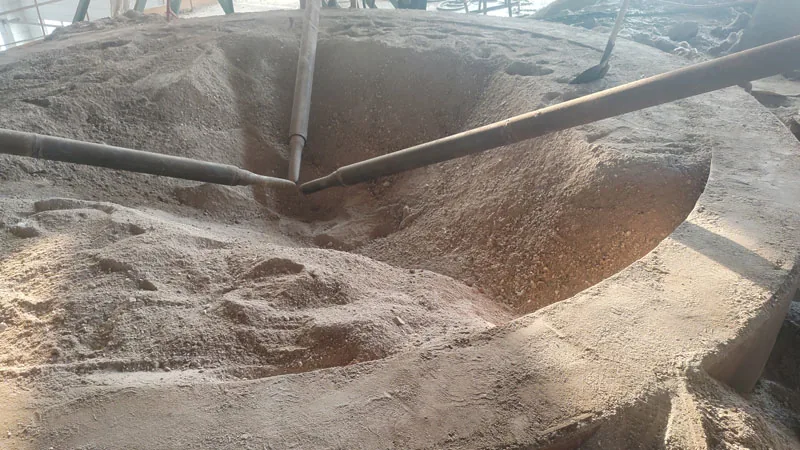 Melting furnace feeding raw material for ceramic fiber production