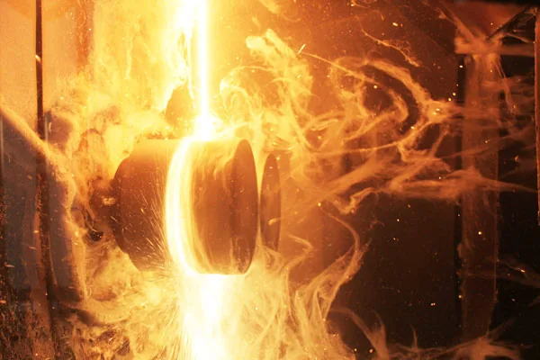 Electric arc melting furnace for fiber production